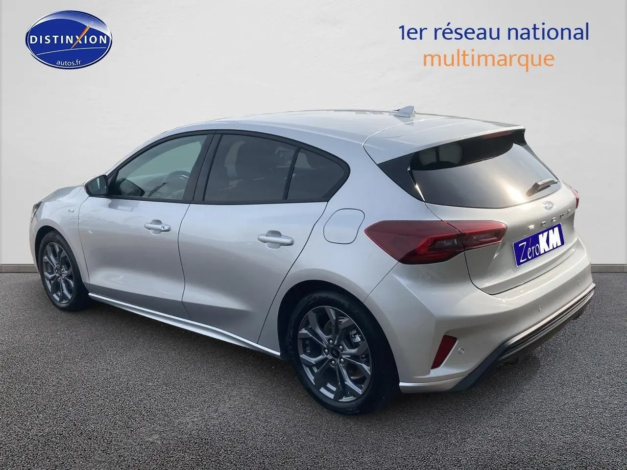 Ford Focus 2025 gris vue 3/4 arrière droit avec jantes alu 17 pouces et vitres arrière surteintées