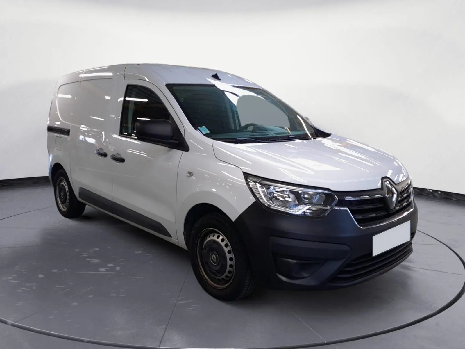 Renault Express Van blanc en 3/4 avant droit, fourgonnette utilitaire avec pare-chocs noirs et jantes tôles.