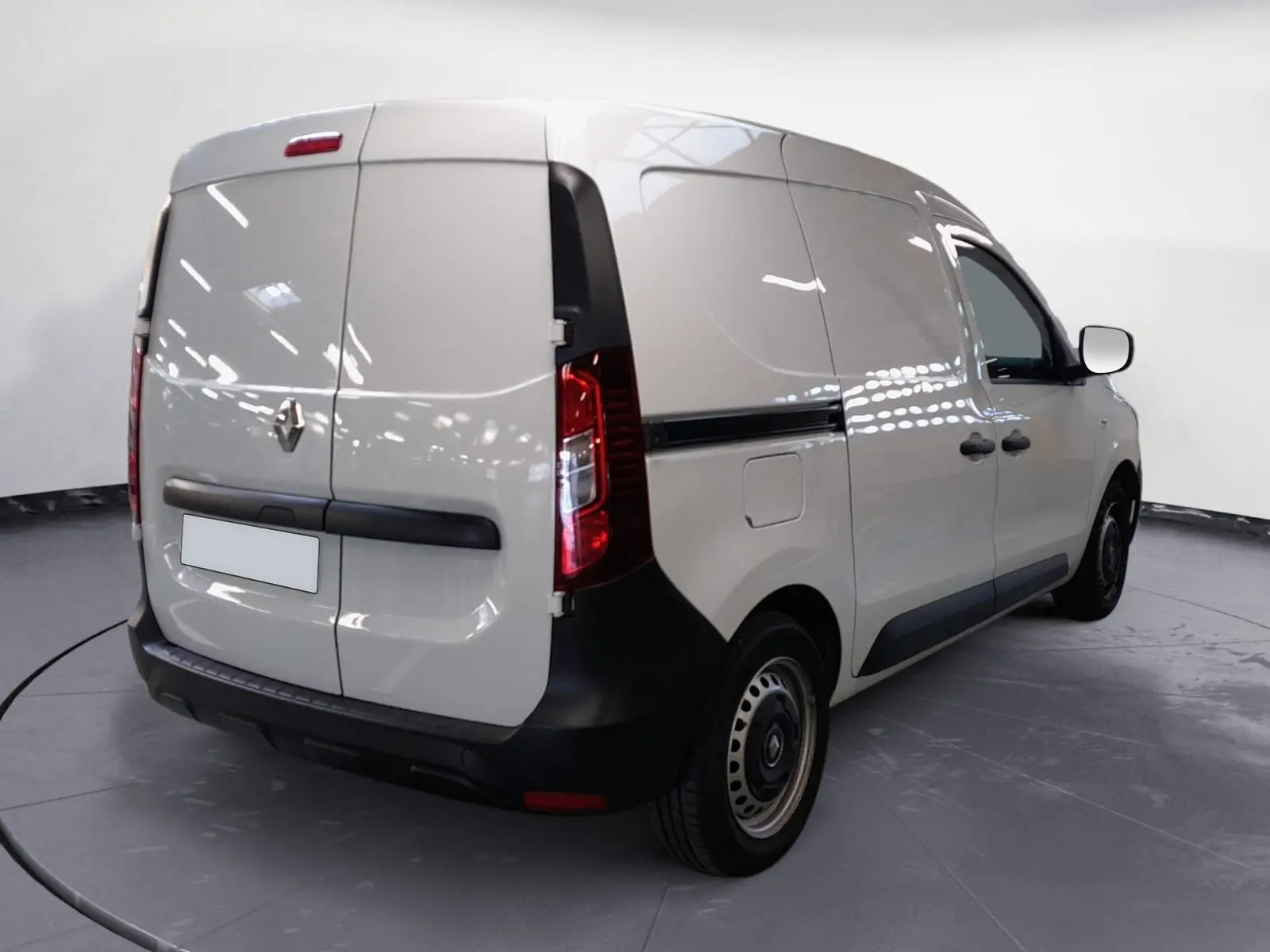 Vue 3/4 arrière droite d'un utilitaire Renault Express Van blanc avec portes arrière battantes et protections noires.