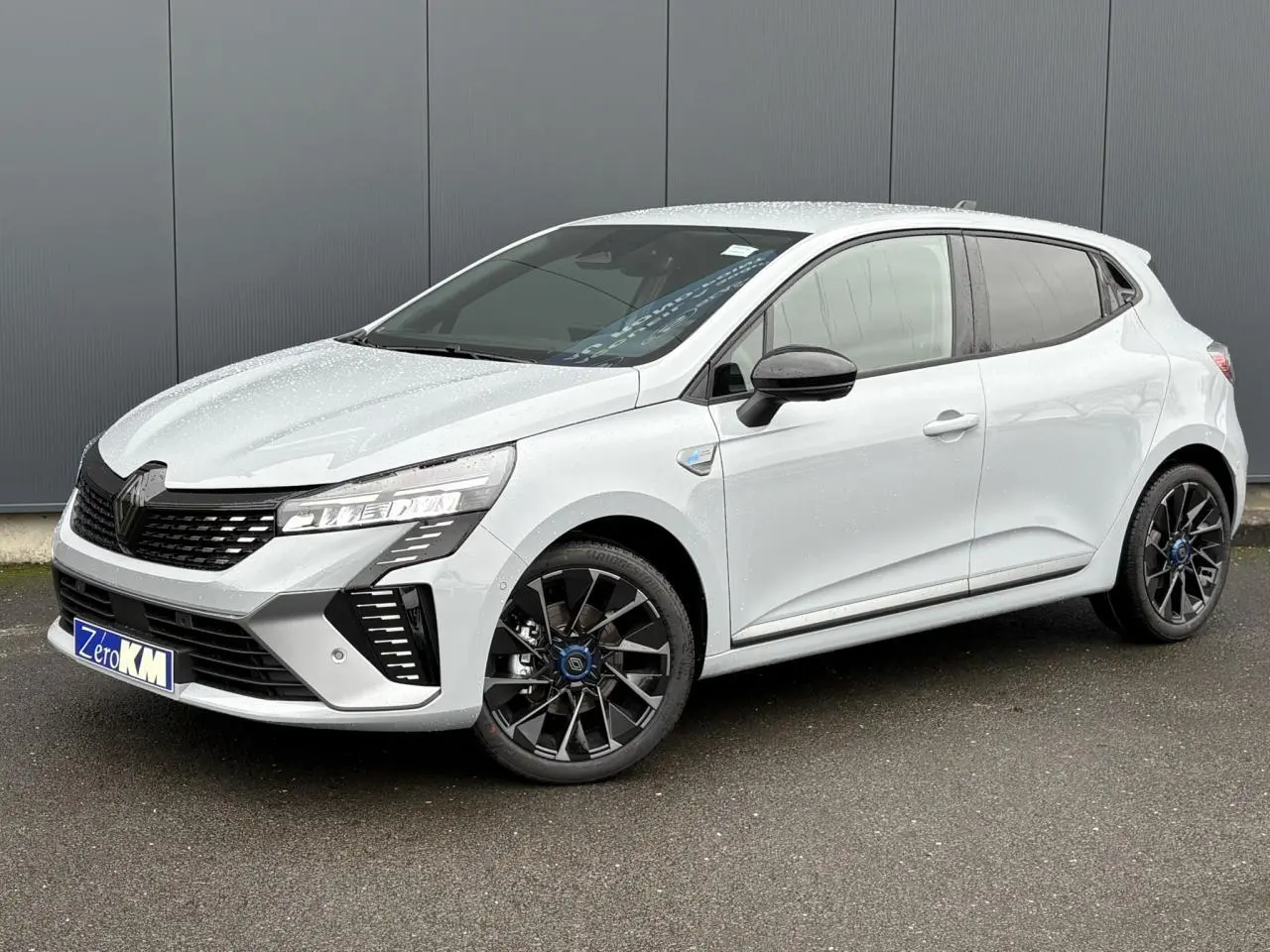 Renault Clio 2025 gris Rafale vue 3/4 avant droit avec jantes alliage noires et calandre noire brillante