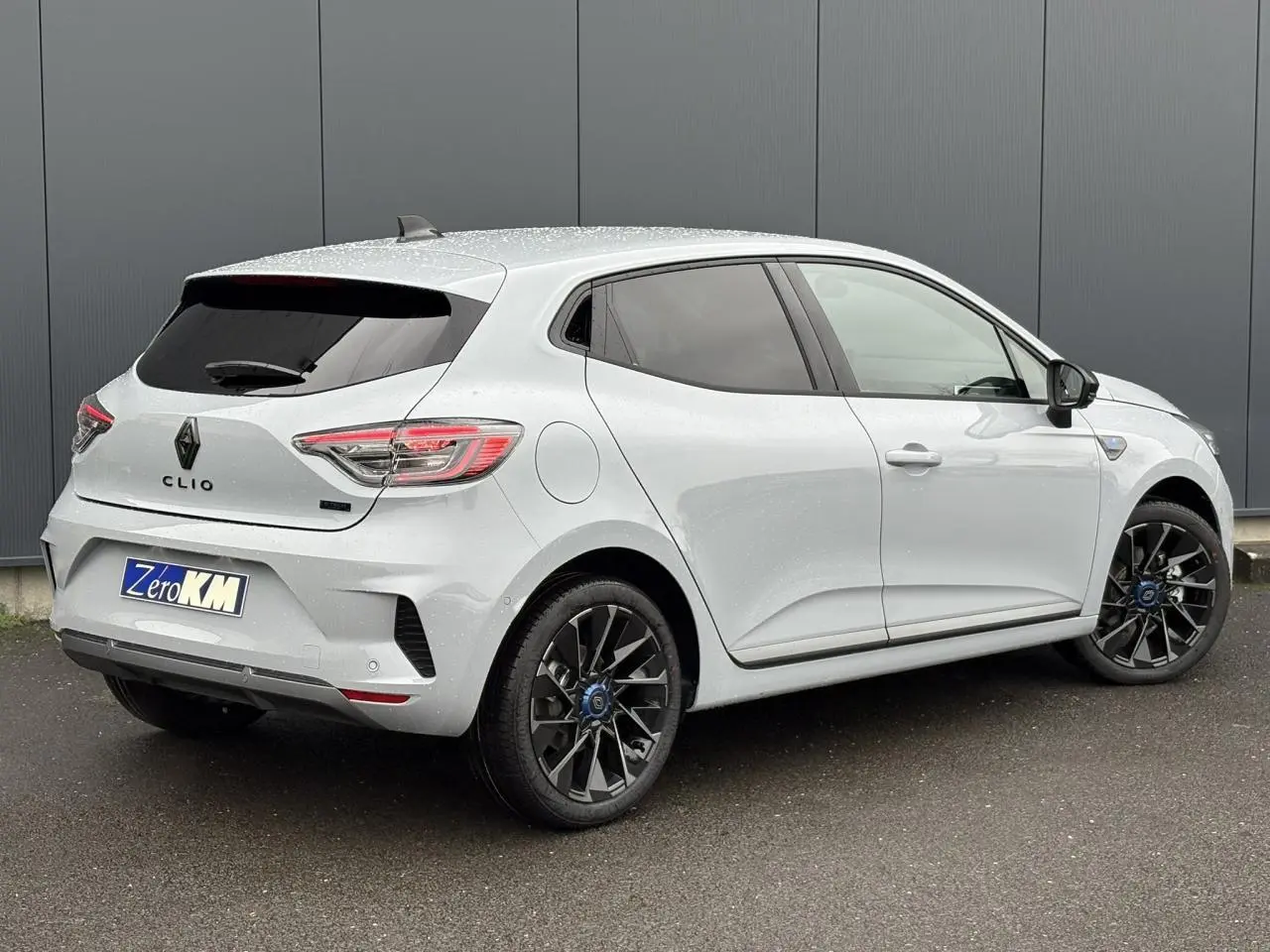 Renault Clio V hybride Gris Rafale vue 3/4 arrière droit avec jantes alliage noires et vitres surteintées