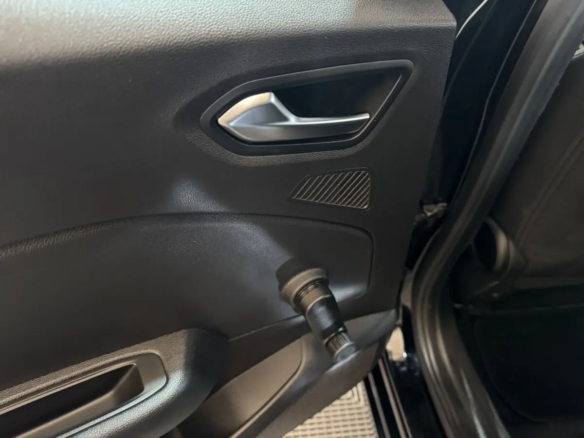 Gros plan sur la poignée de porte arrière gauche noire de la Renault Clio Business E-Tech hybride 2021.