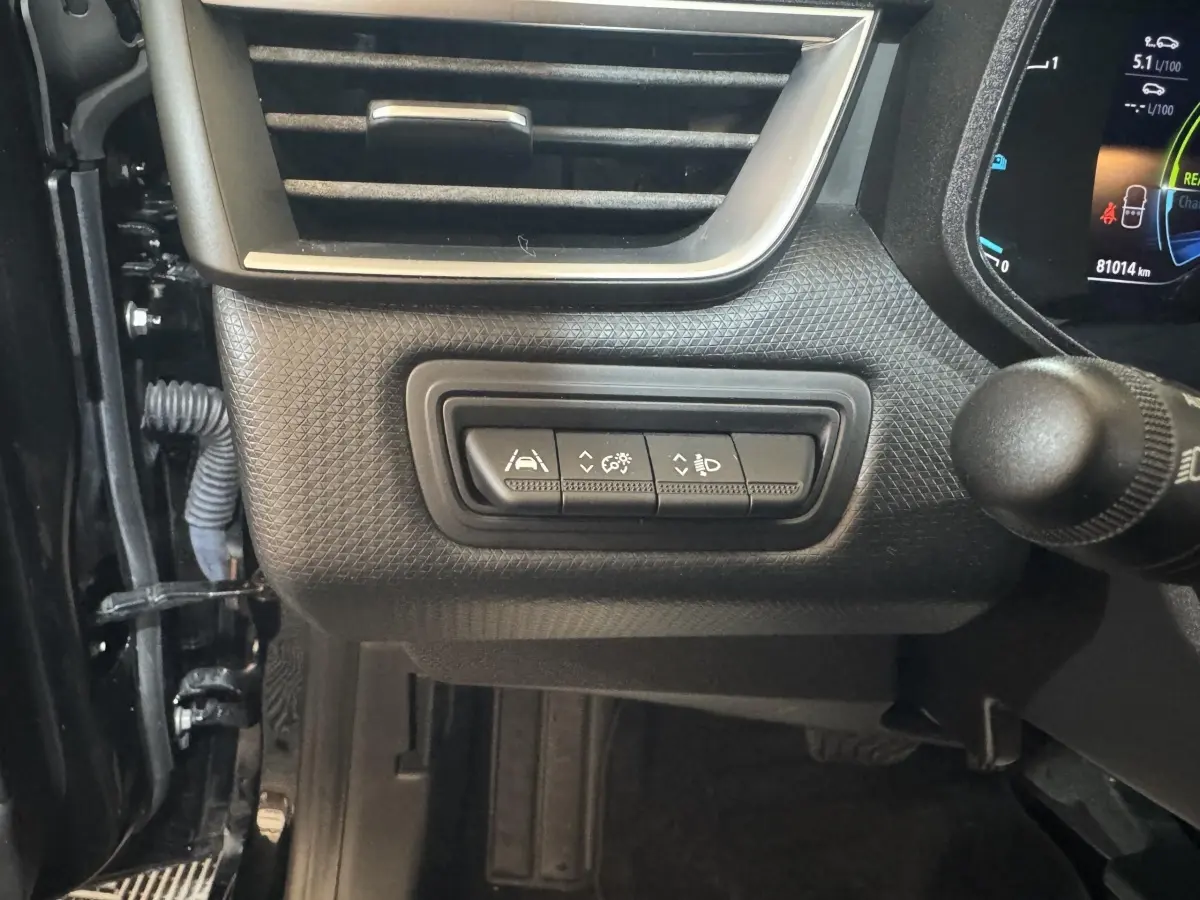 Vue rapprochée du tableau de bord noir de la Renault Clio Business E-Tech hybride, avec commandes d’aide à la conduite.