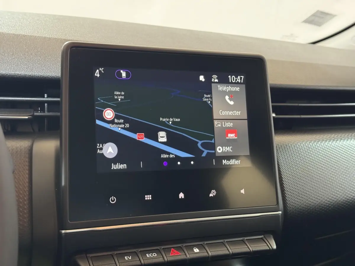 Écran tactile central de navigation 3D dans l’habitacle d’une Renault Clio Business E-Tech hybride noire, vue de face.