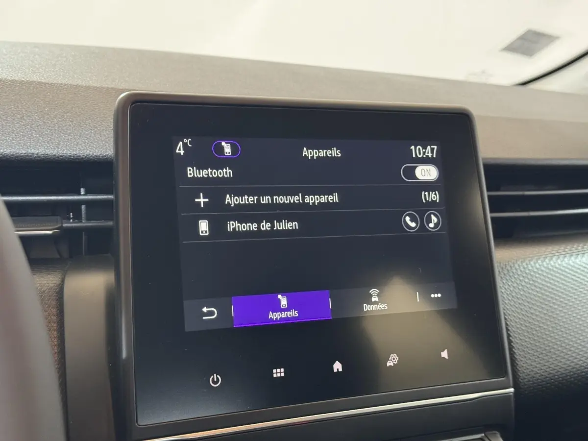 Écran tactile central de la Renault Clio Business E-Tech hybride 2021 affichant le menu Bluetooth, vue intérieure rapprochée.