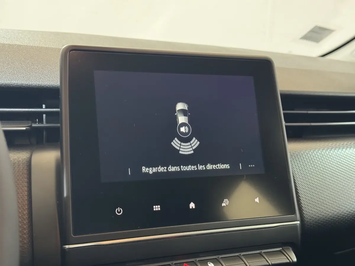Écran tactile central de la Renault Clio Business E-Tech hybride 2021 montrant l'alerte de détection d'obstacles.