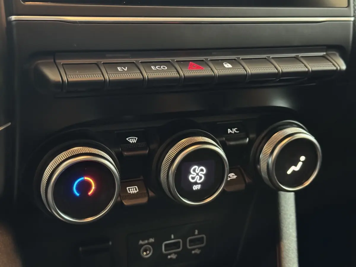 Gros plan sur les commandes de climatisation et les boutons de fonction du tableau de bord de la Renault Clio Business E-Tech hybride 2021.