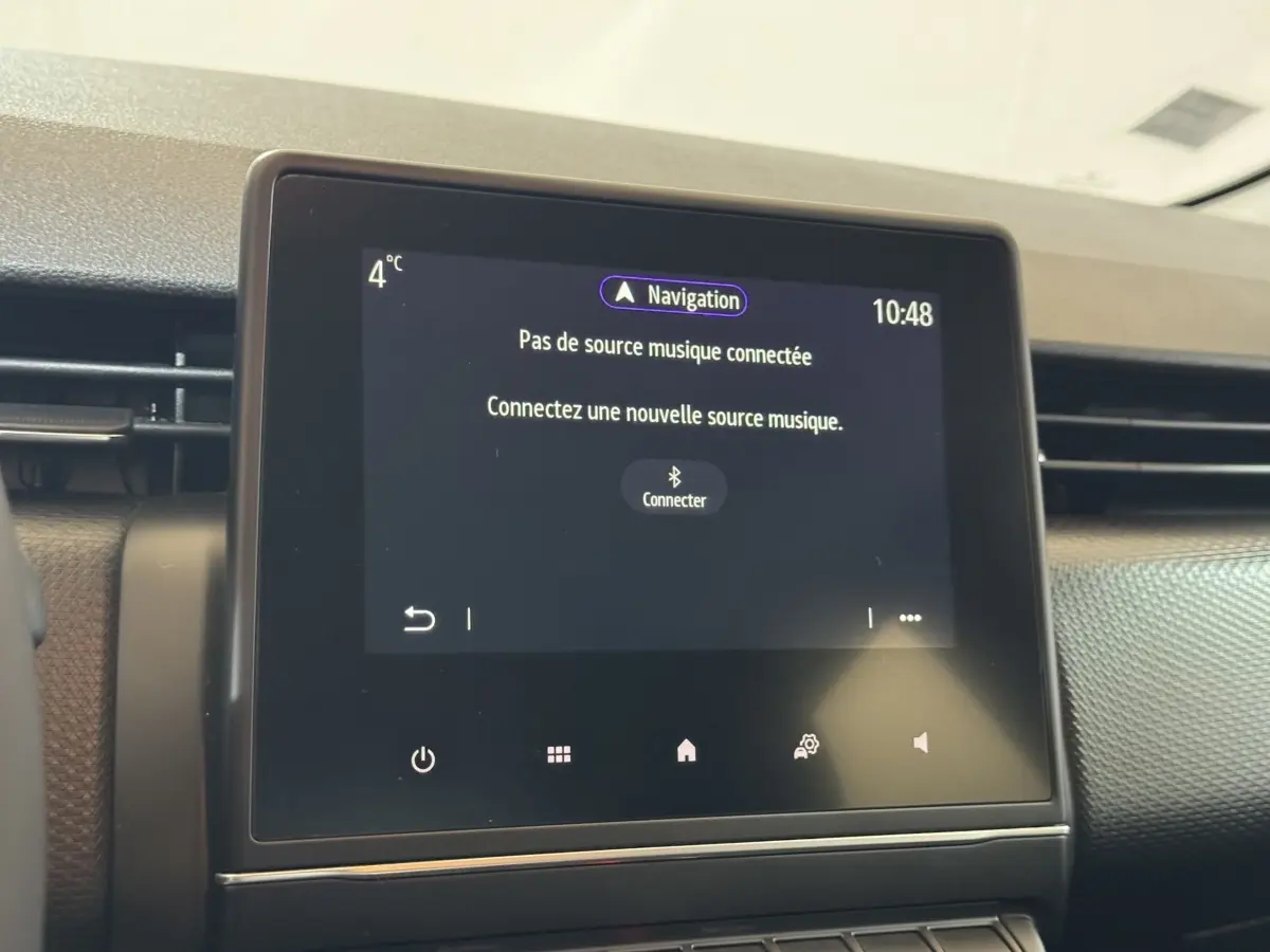 Écran tactile central de 7 pouces de la Renault Clio Business E-Tech hybride 2021 affichant le menu de connexion Bluetooth.
