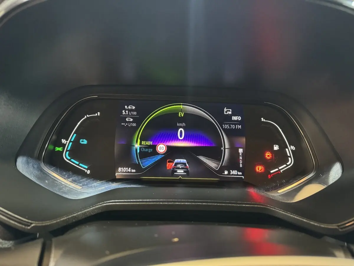Vue rapprochée du tableau de bord numérique de la Renault Clio Business E-Tech hybride 2021 avec affichage multifonctions coloré.