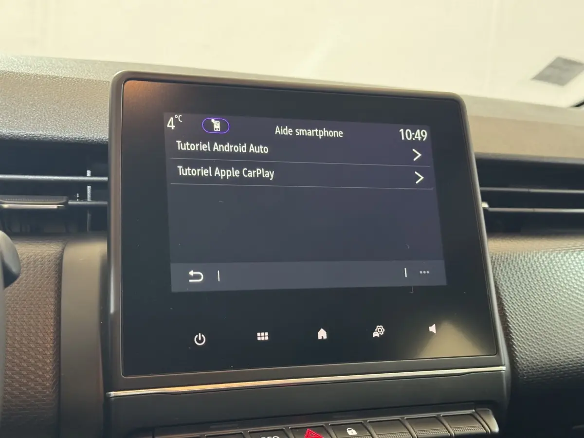 Écran tactile central de la Renault Clio Business E-Tech hybride 2021 affichant les tutoriels Android Auto et Apple CarPlay.