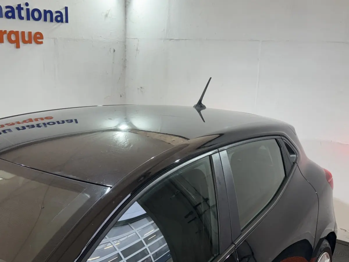 Vue 3/4 arrière droite d'une Renault Clio Business E-Tech hybride 2021 noire, avec antenne de toit visible.