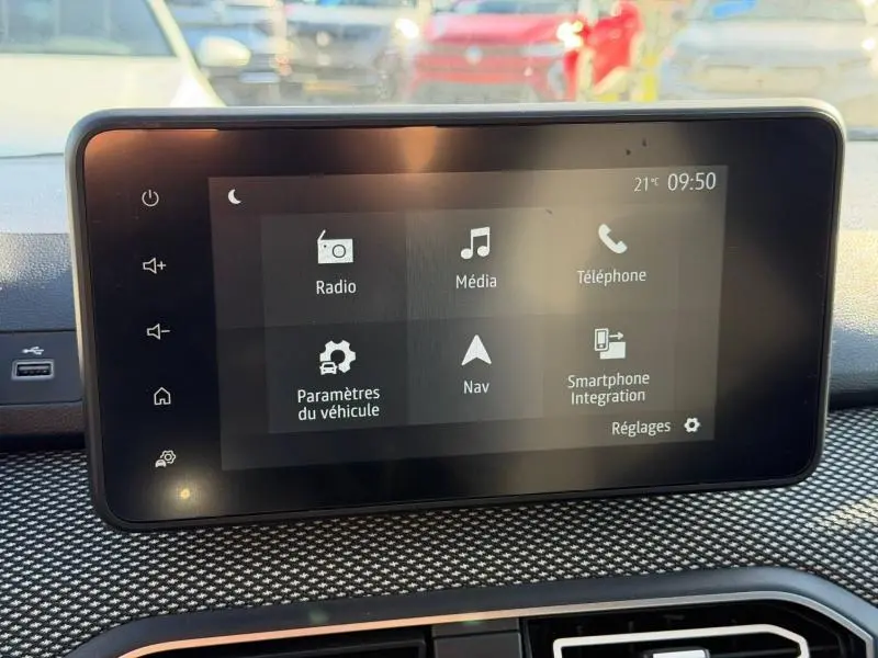 Écran tactile central du tableau de bord du Dacia Jogger 2025, affichant les options radio, média, téléphone et navigation.