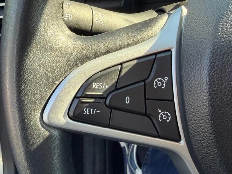 Gros plan sur les commandes de régulateur de vitesse au volant du Dacia Jogger gris Schiste métallisé, version 2025.