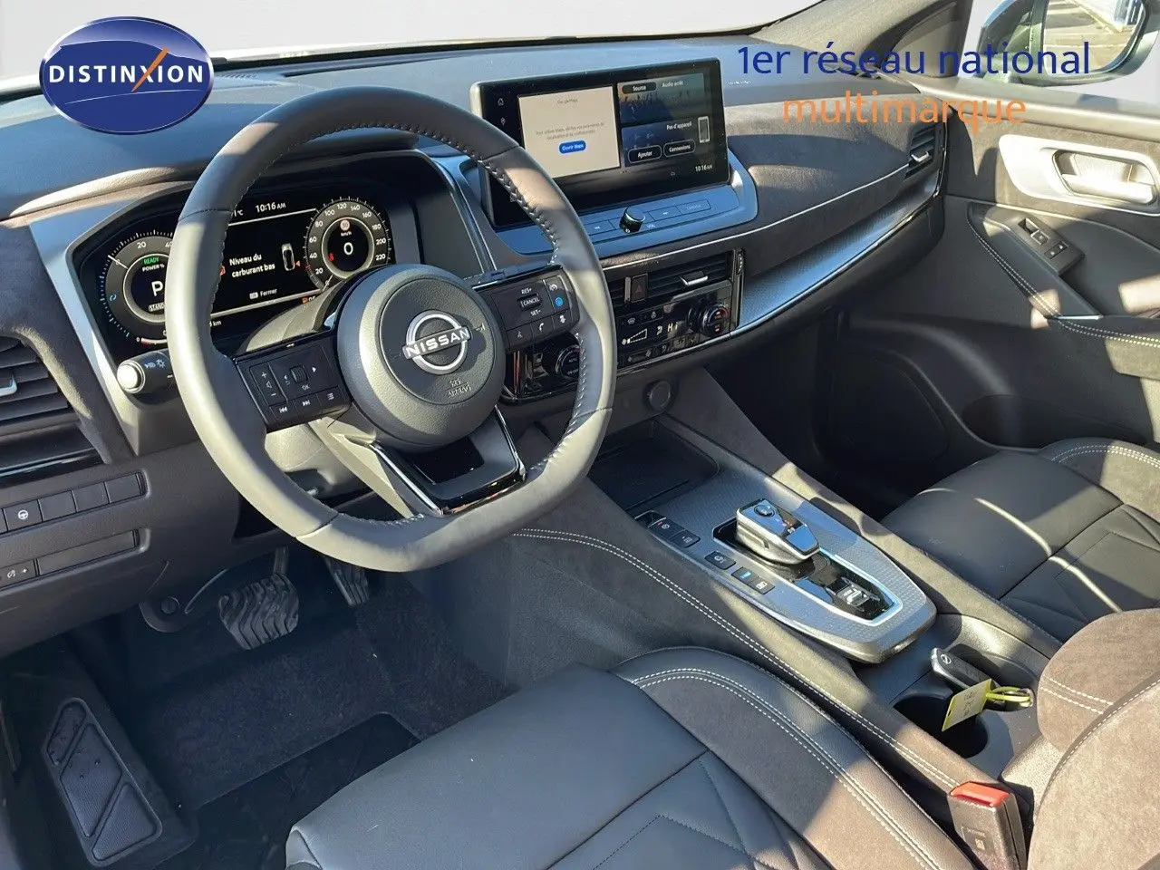 Vue intérieure du poste de conduite du Nissan Qashqai 2025 avec volant multifonction et écran tactile central.