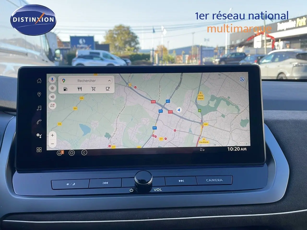 Écran tactile central affichant la navigation GPS dans un Nissan Qashqai 2025, intérieur moderne et épuré.