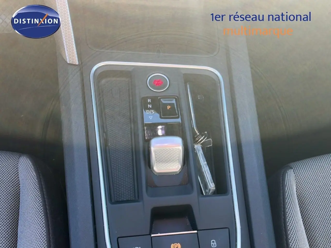 Vue plongeante sur la console centrale de la SEAT Leon gris magnétique, mettant en valeur le sélecteur de boîte automatique.