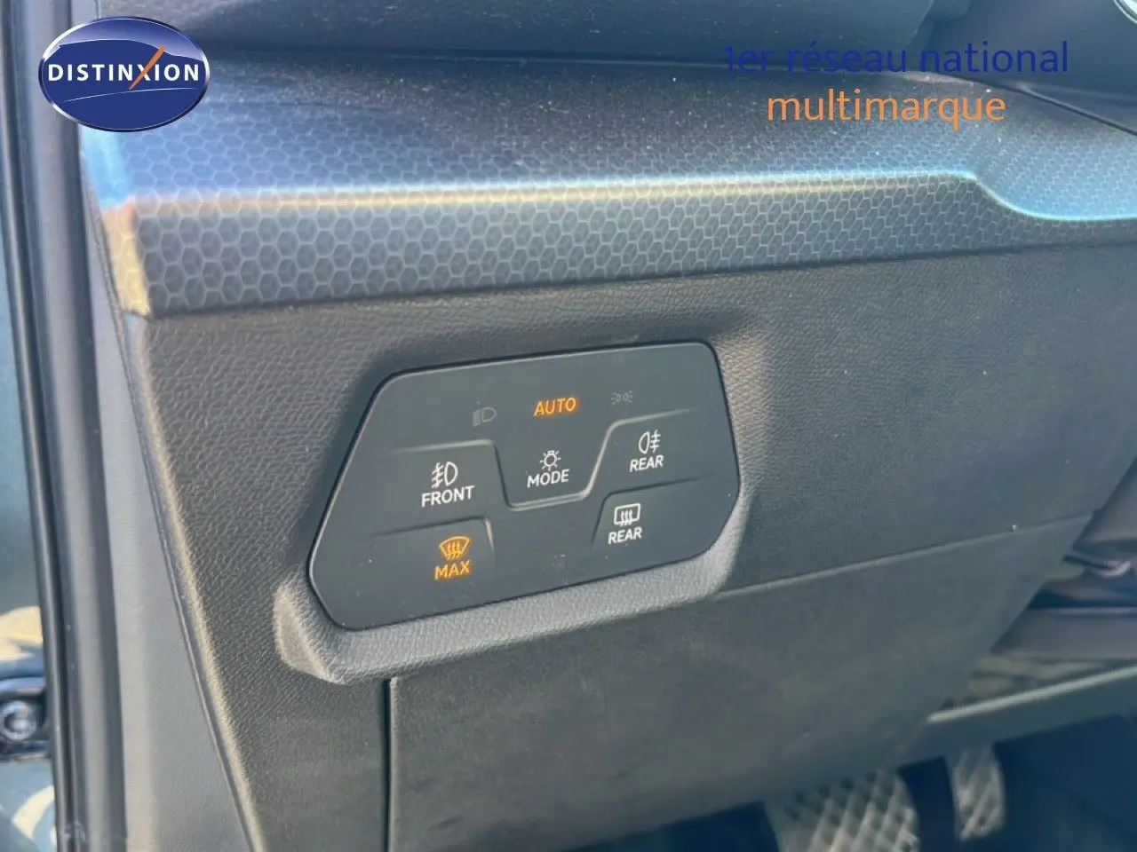 Panneau de commandes d’éclairage intérieur en gros plan sur la portière côté gauche d’une SEAT Leon gris magnétique.