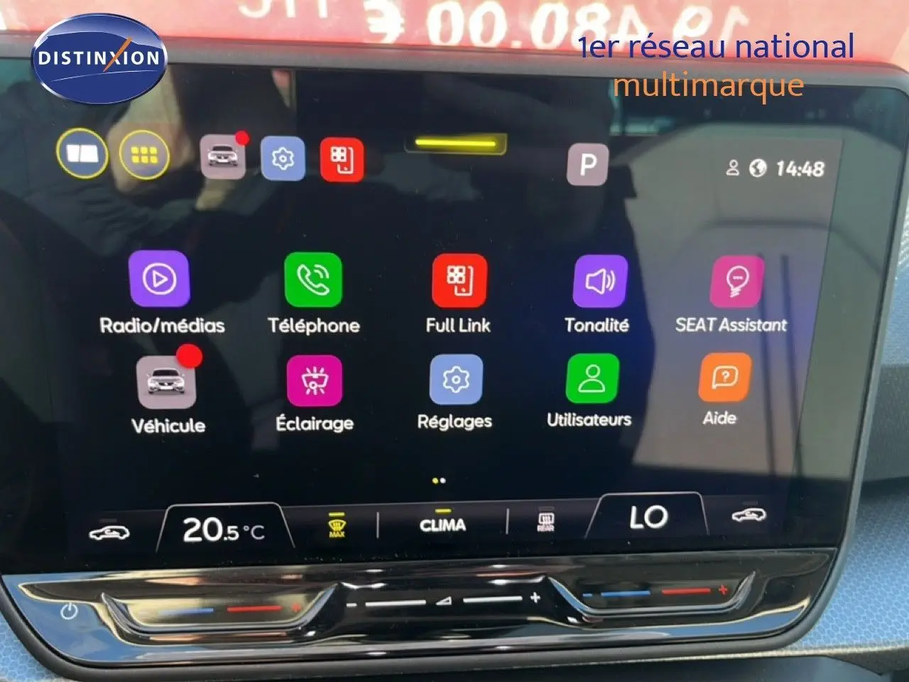 Écran tactile central de la SEAT Leon 2025 affichant les menus multimédias et climatisation, intérieur gris.