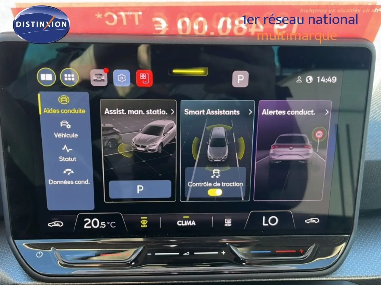 Écran tactile central du tableau de bord de la SEAT LEON 2025 gris magnétique, affichant les aides à la conduite.