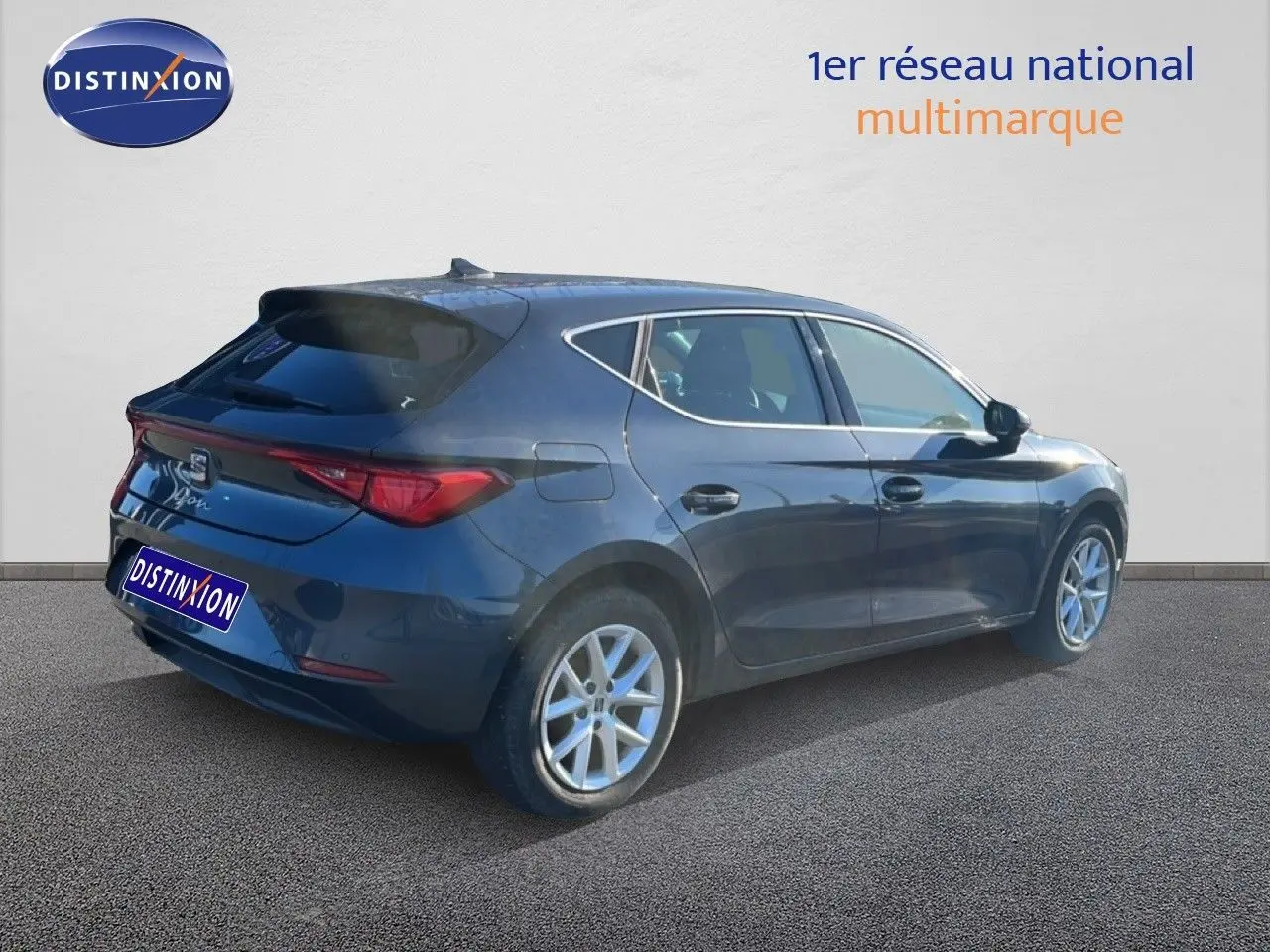 Vue 3/4 arrière droite d'une SEAT Leon gris magnétique métal 2025 avec feux LED et jantes alliage.