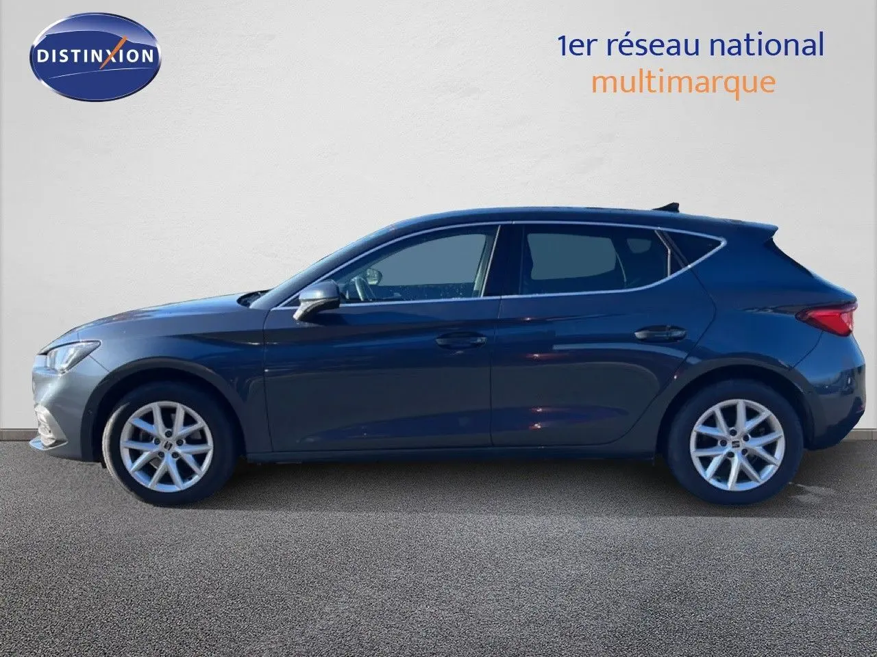 Vue latérale droite d'une SEAT LEON 2025 gris magnétique métal, soulignant ses lignes fluides et ses jantes alliage.