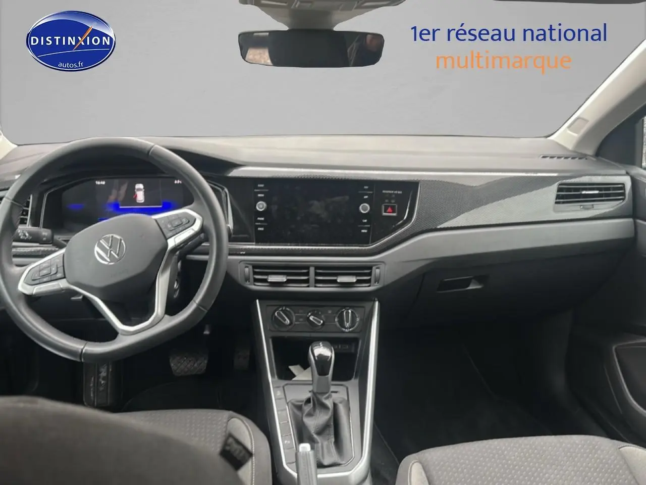 Intérieur avant de la Volkswagen Polo gris cendre, tableau de bord avec volant cuir multifonction et écran tactile central.