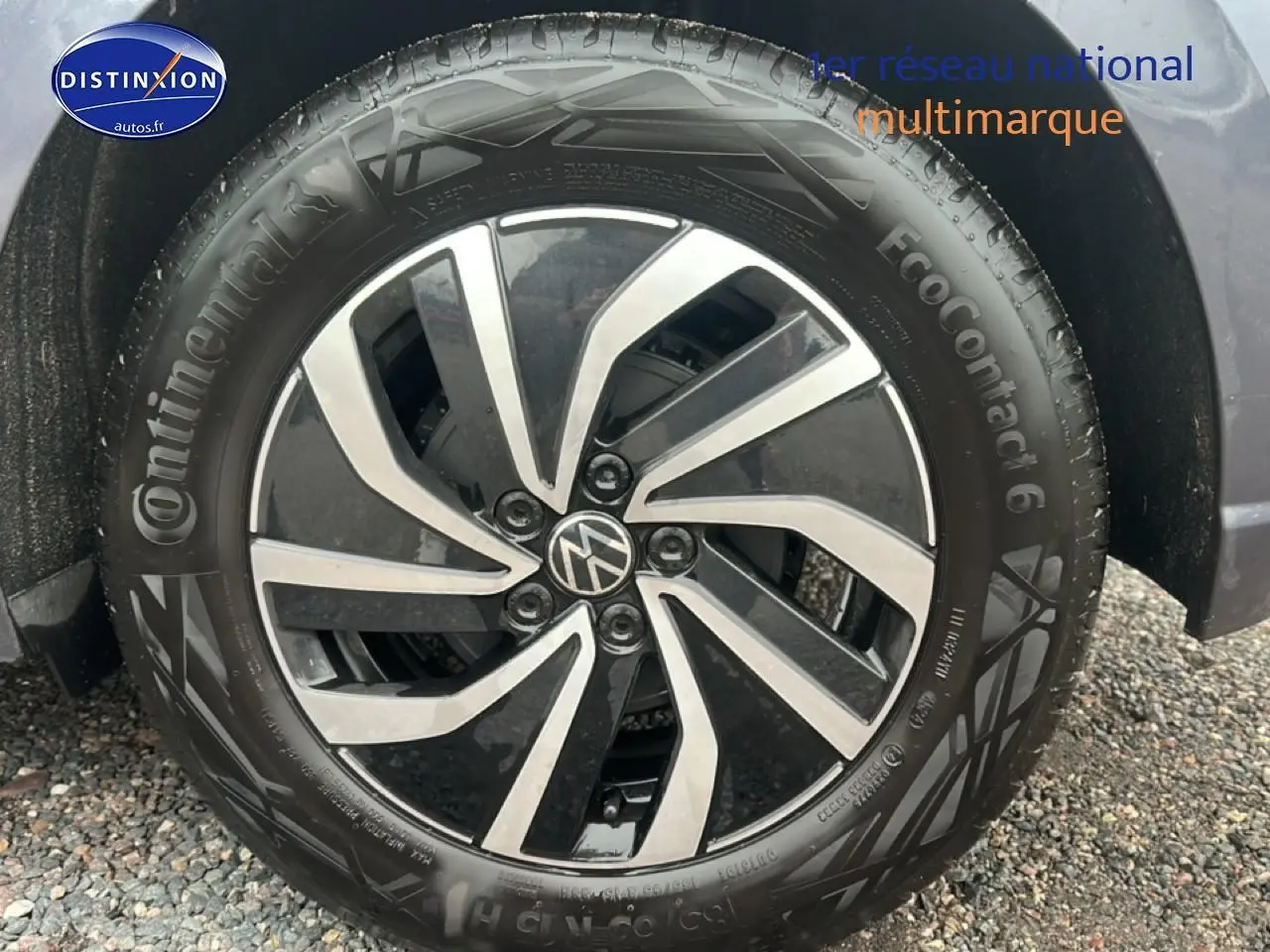 Gros plan sur la jante alliage 15 pouces noire et argentée d'une Volkswagen Polo gris cendre, côté avant droit.