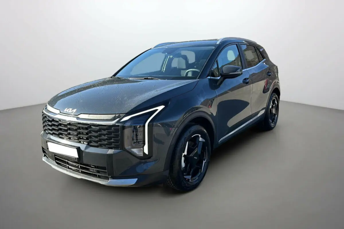 KIA Sportage 1.6 T-GDI HEV 239 EX gris eclipse en 3/4 avant droit avec feux LED distinctifs et jantes alu 18 pouces.