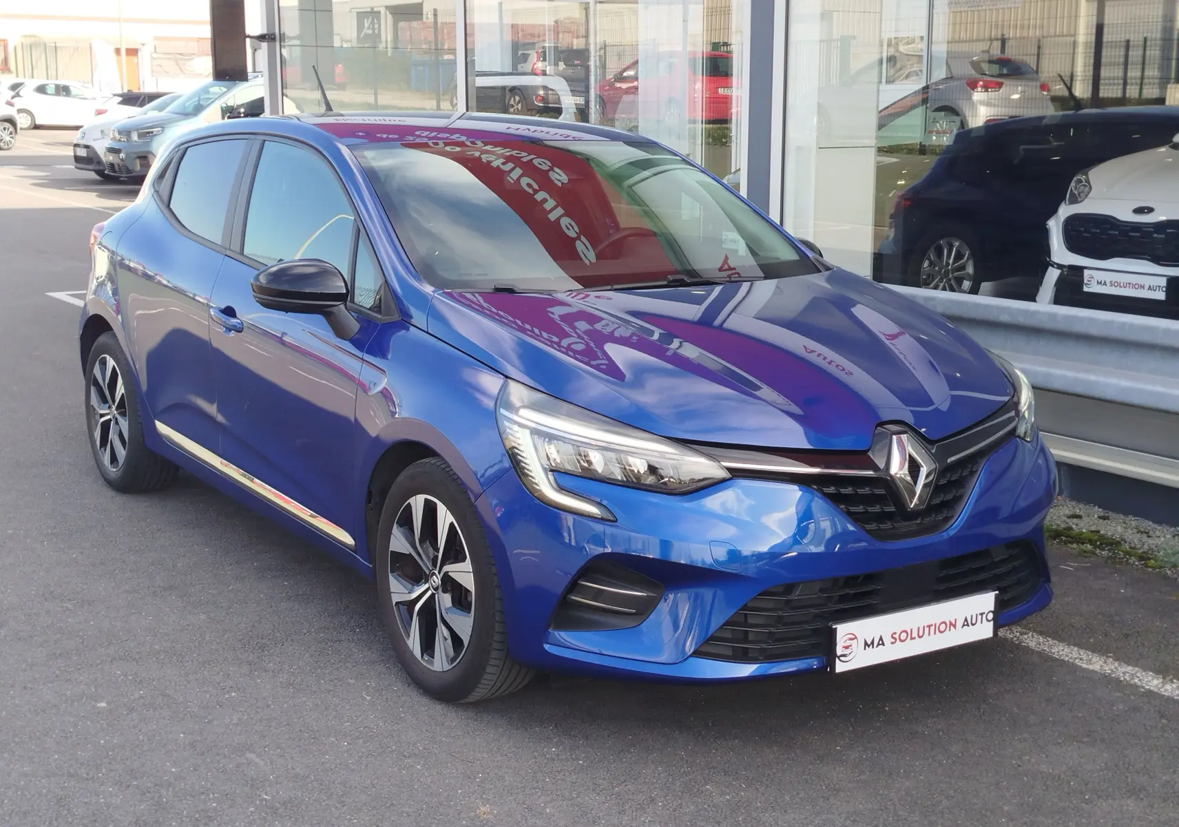 Renault Clio 1.0 SCe 65ch Evolution bleu Iron vue 3/4 avant droit, avec phares LED et jantes alliage.