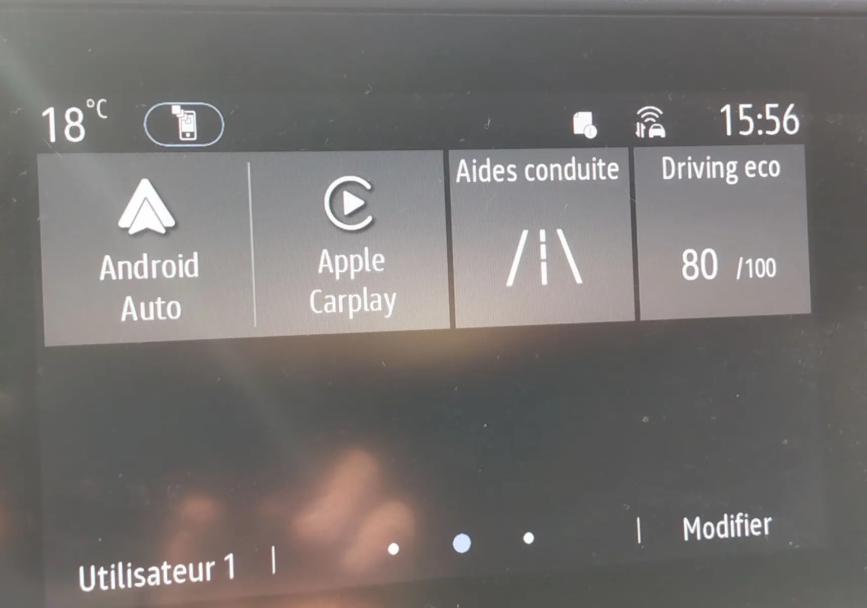 Écran central de la Renault Clio 1.0 SCe 65ch Evolution 2022 affichant Android Auto, Apple Carplay et aides à la conduite.