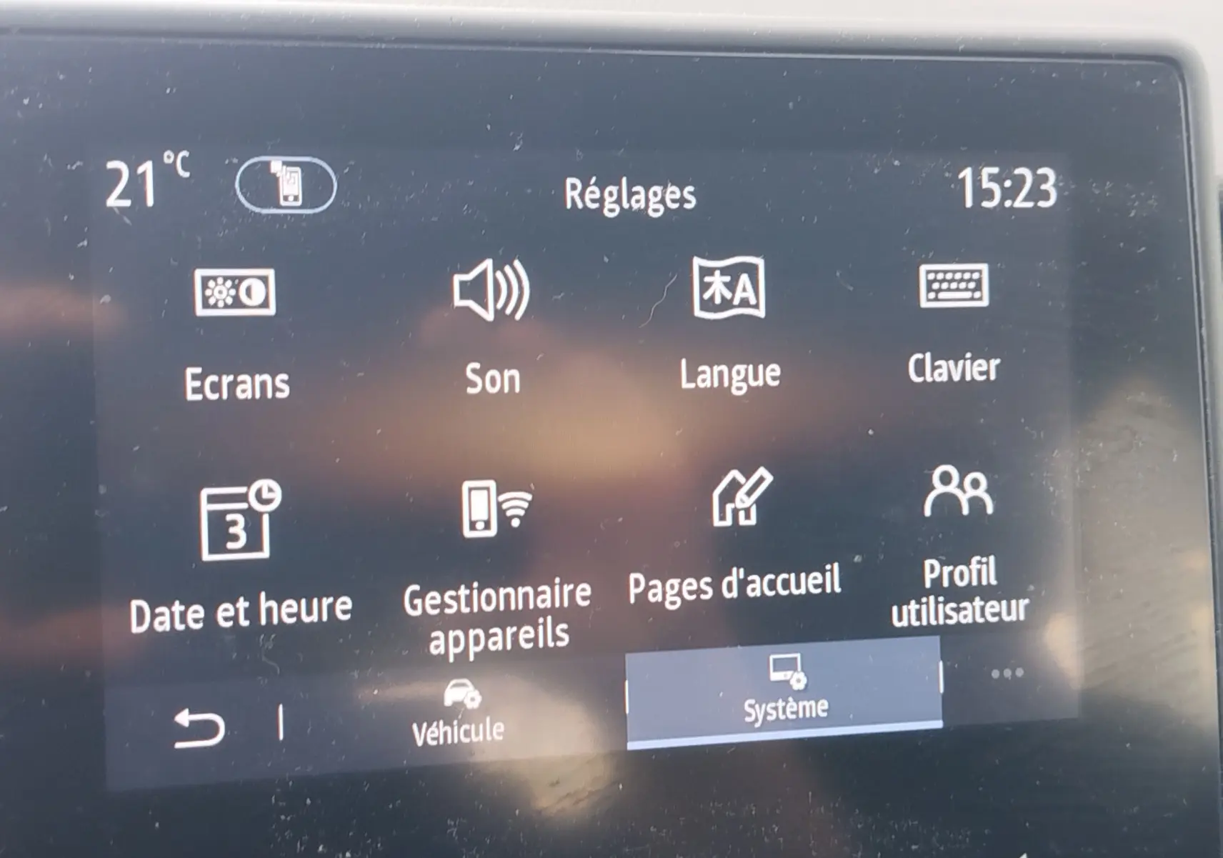 Écran tactile du système multimédia de la Renault Clio 2022 affichant le menu Réglages à 15h23, intérieur gris.