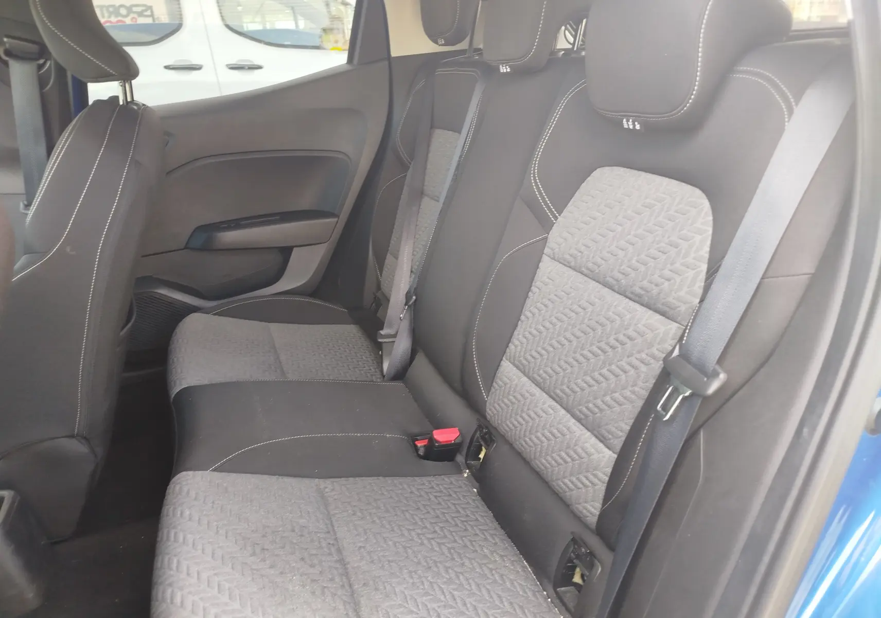 Vue intérieure côté droit des sièges arrière gris et noirs de la Renault Clio 1.0 SCe 65ch Evolution 2022 Bleu Iron.