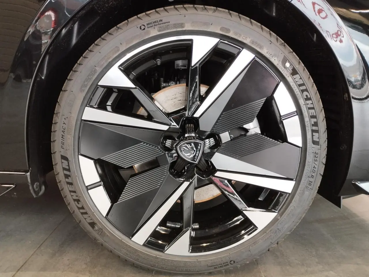 Gros plan sur la jante alliage 18 pouces bi-tons noir et argent du Peugeot 308 noir métal, avec logo Peugeot central.