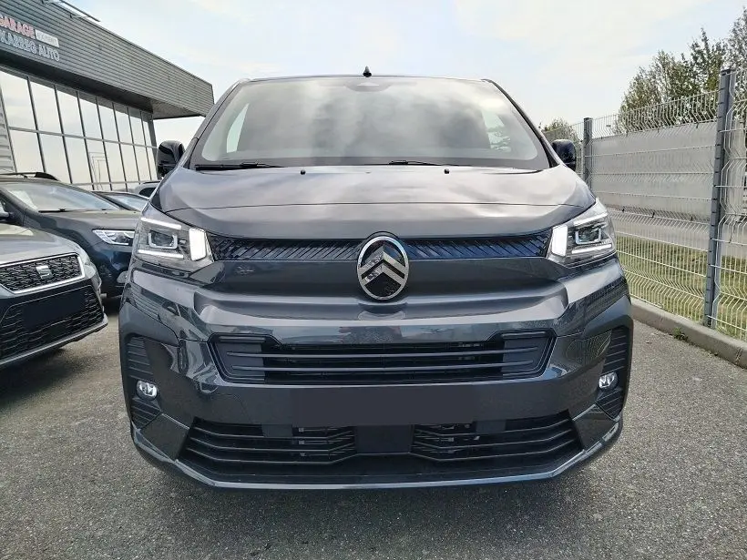 Vue de face d'un Citroën Jumpy Cabine Approfondie gris titane avec calandre noire et feux LED allumés.