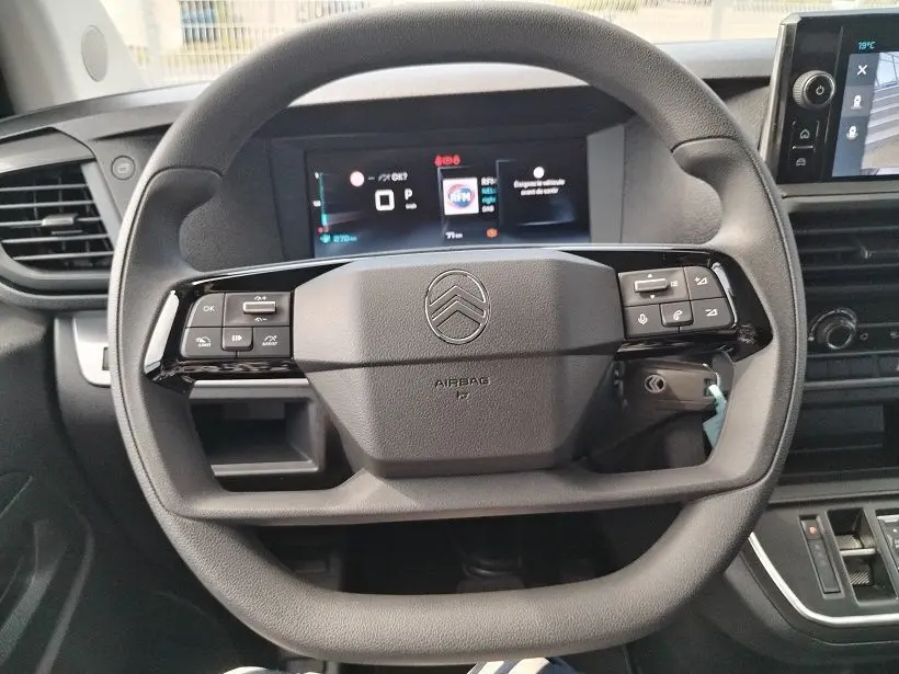 Vue rapprochée du volant noir du Citroën Jumpy Cabine Approfondie 2025 avec commandes intégrées et tableau de bord digital.