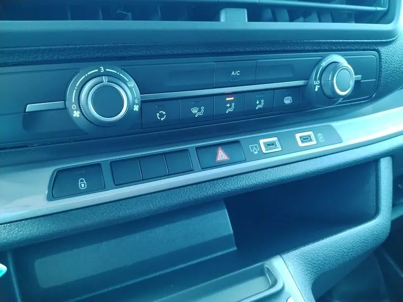 Vue rapprochée de la console centrale du Citroën Jumpy Cabine Approfondie 2025 gris titane, avec commandes climatisation et ports USB.