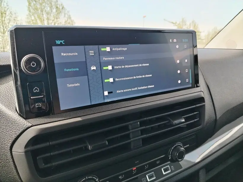 Écran tactile central du tableau de bord du Citroën Jumpy Cabine Approfondie 2025, affichant les réglages d’assistance à la conduite.