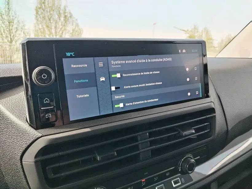 Écran tactile du système d’aide à la conduite dans l’habitacle du Citroën Jumpy Cabine Approfondie gris titane, vue de face.