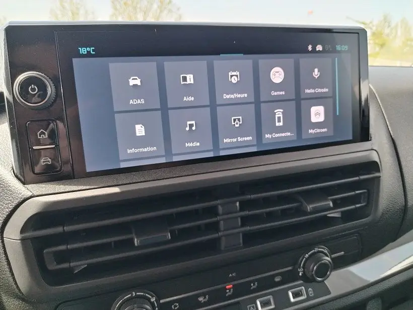 Vue rapprochée de l'écran tactile central et des aérateurs noirs du tableau de bord du Citroën Jumpy Gris Titane 2025.