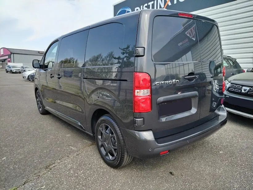 Vue 3/4 arrière droite d'un Citroën Jumpy Cabine Approfondie gris titane avec portes latérales coulissantes et roues tôlées noires 17 pouces.