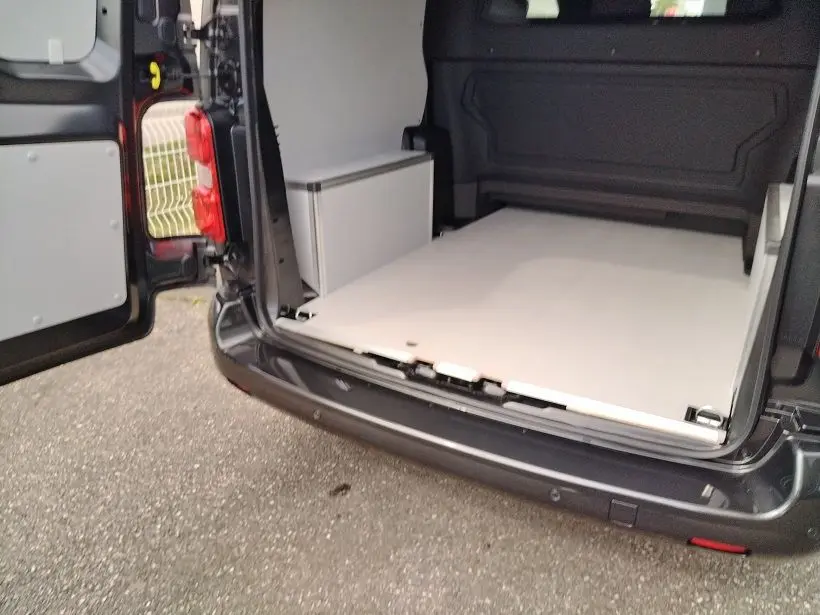 Vue arrière ouverte du Citroën Jumpy Cabine Approfondie gris titane, montrant le plancher bois complet de la zone de chargement.