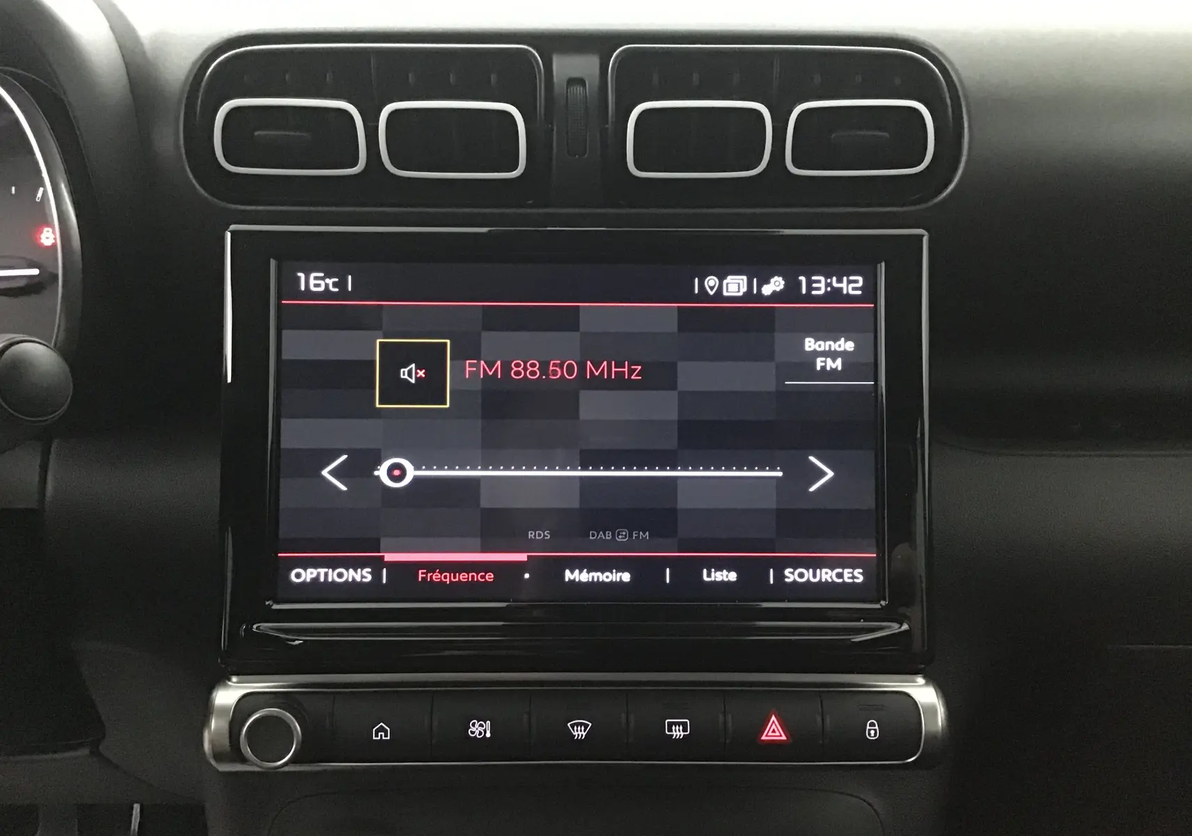 Vue rapprochée de l’écran multimédia et des commandes centrales du tableau de bord du Citroën C3 Aircross 2024.