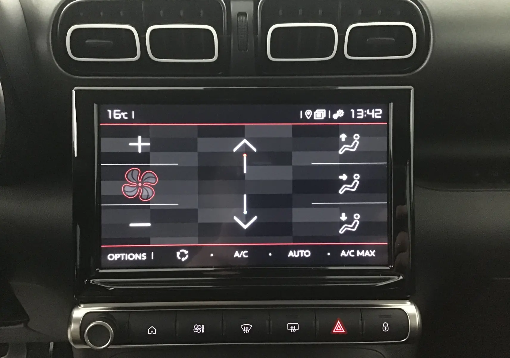 Écran tactile central du tableau de bord du Citroën C3 Aircross 2024, affichant les réglages de climatisation.
