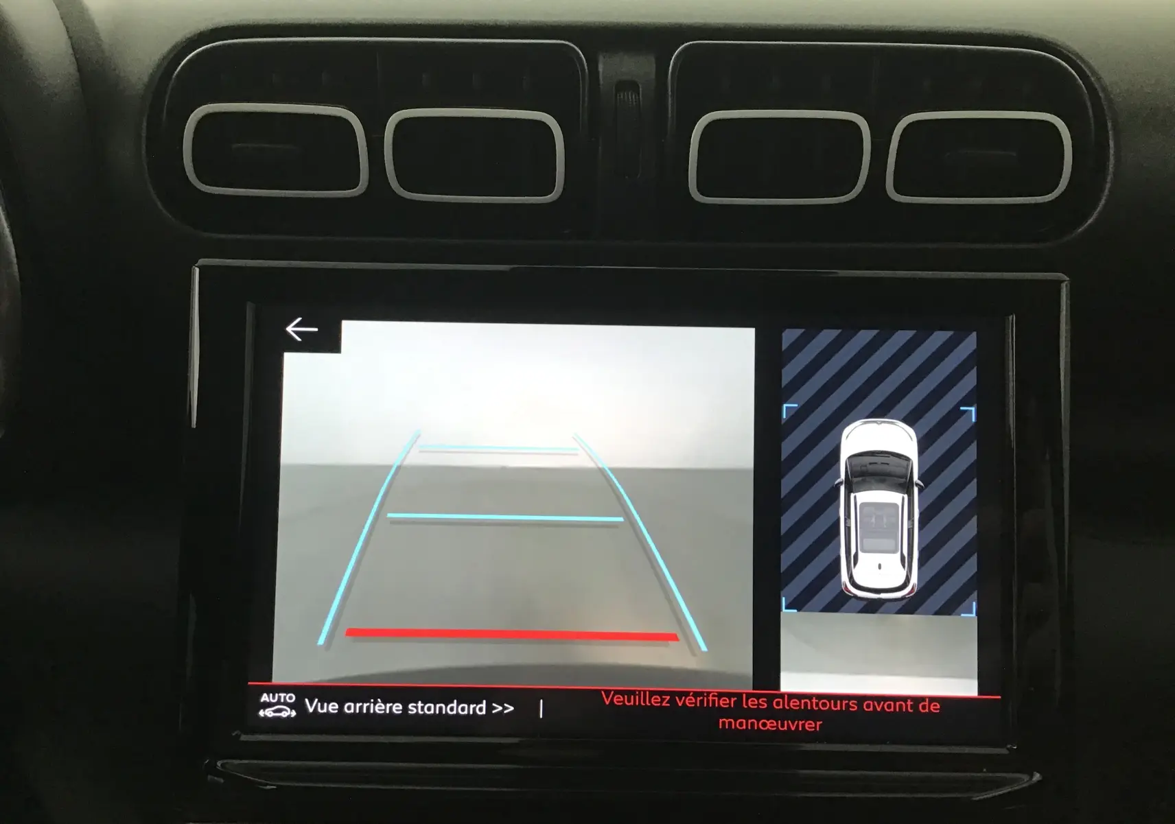 Écran de la caméra de recul du Citroën C3 Aircross 2024 montrant les lignes d’aide au stationnement en intérieur.