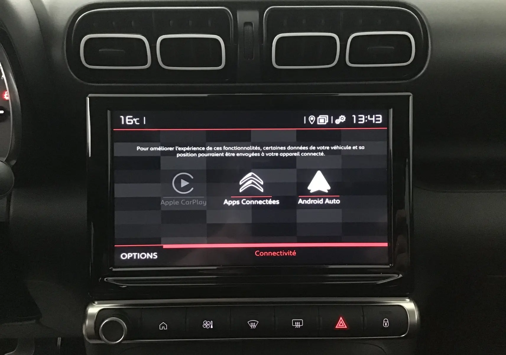 Écran tactile central du tableau de bord du Citroën C3 Aircross 2024 gris platinium/noir affichant les options Apple CarPlay et Android Auto.