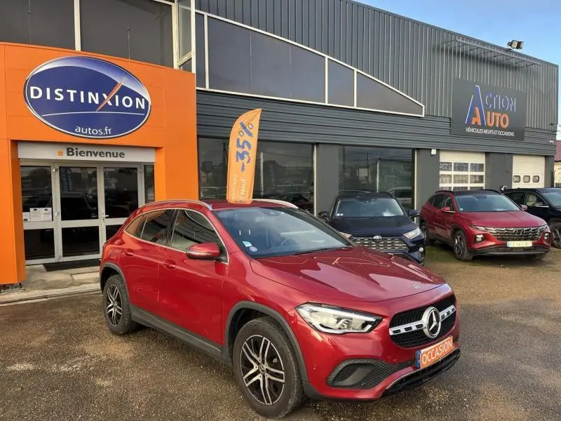 Mercedes GLA 200 Business Line rouge Patagonie métallisé vue 3/4 avant avec jantes alliage et calandre chromée