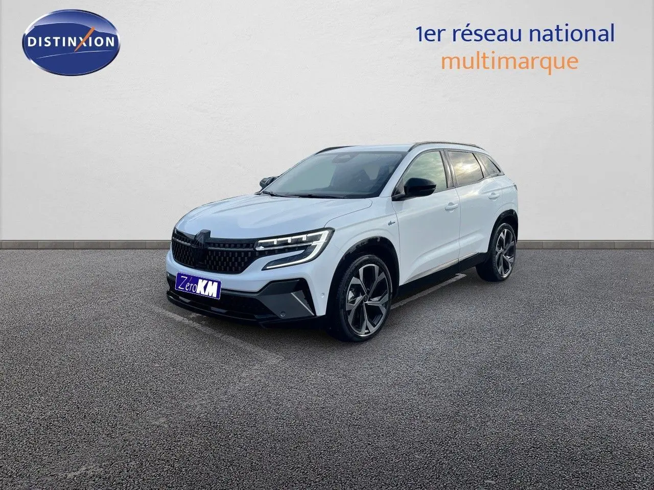 Renault Austral E-Tech hybride blanc nacré, vue 3/4 avant droit avec jantes alliage noires distinctives.