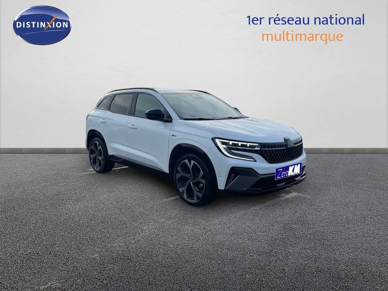 Renault Austral E-Tech hybride blanc nacré, vue 3/4 avant droit avec jantes noires distinctives.