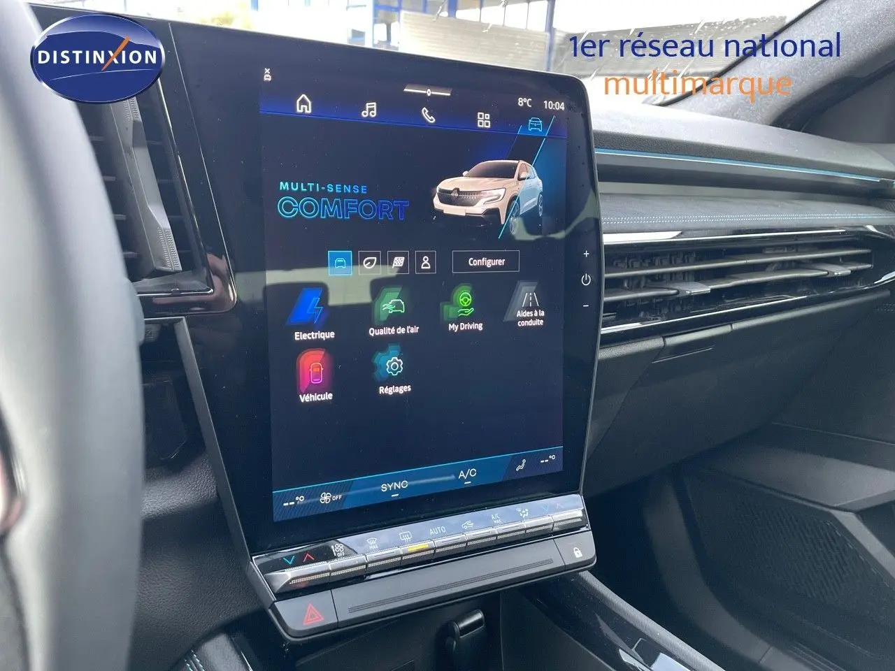 Vue rapprochée de l'écran tactile central du tableau de bord du Renault Austral blanc nacré 2025, affichant les réglages multimodes.