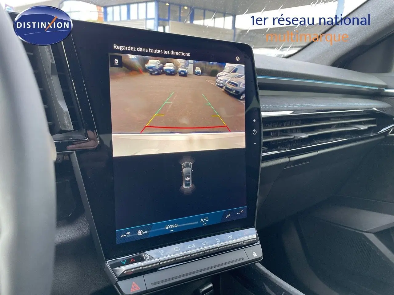 Écran tactile central affichant la caméra de recul dans l'habitacle du Renault Austral blanc nacré 2025.